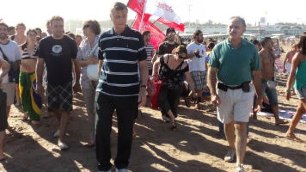 El gobernador Hermes Binner recorre la costa durante el verano. En Necochea estuvo junto al diputado Ricardo Cuccovillo.