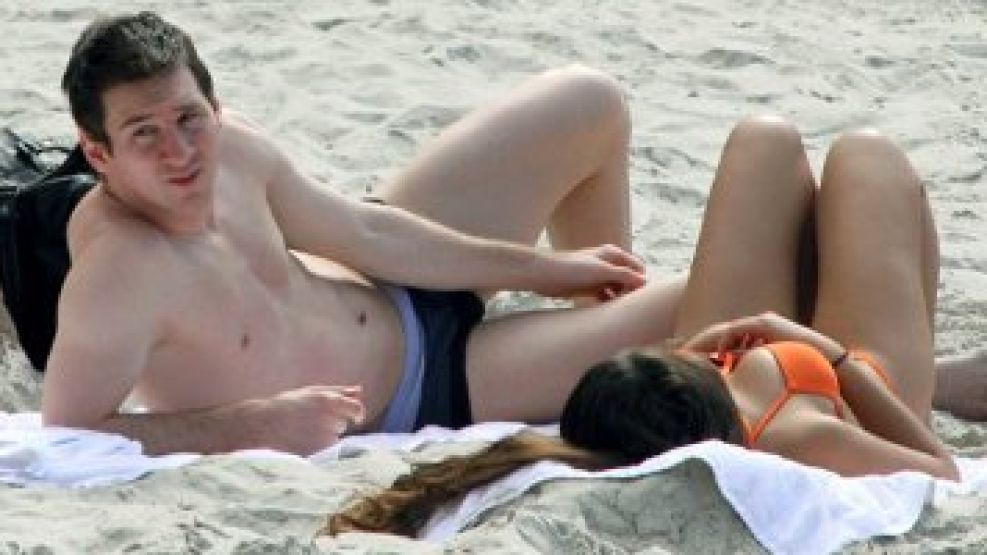 Messi y Antonella, en la playa.