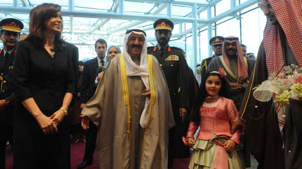 La presidenta argentina junto al emir Sabah al Ahmad Al Jaber el Sabah de Kuwait en el Palacio Al-Bayan.