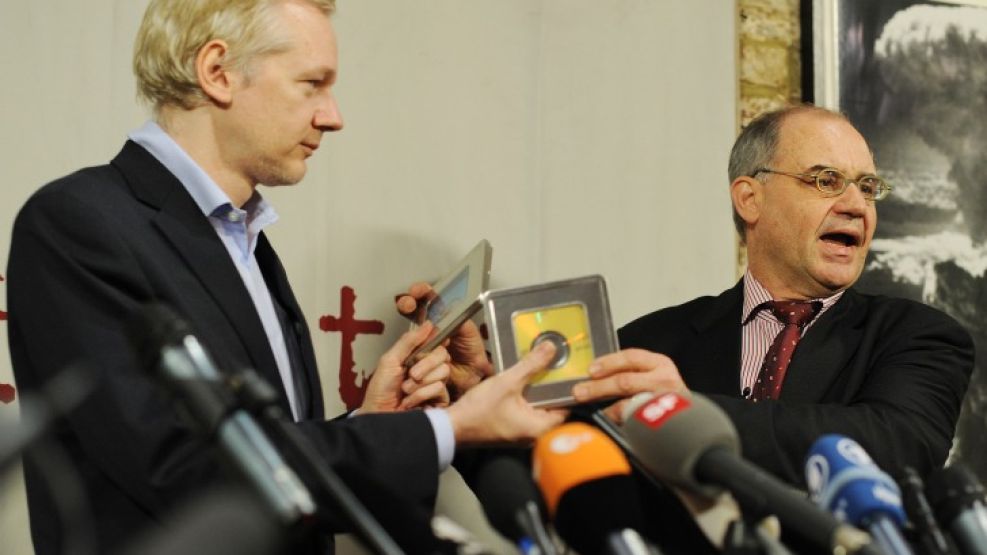 Julian Assange junto al ex empleado del banco suizo Julius Baer, Rudolph Elmer, en la conferencia de prensa que brindaron en Londres.