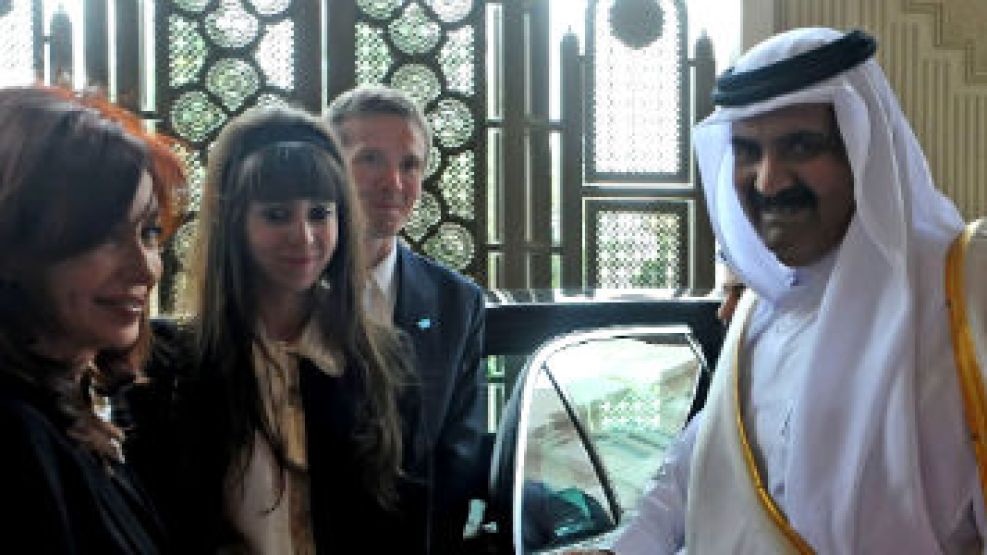 Cristina Kirchner y su hija, Florencia, con el Jeque Hamad Bin Jalifa Al-Than.