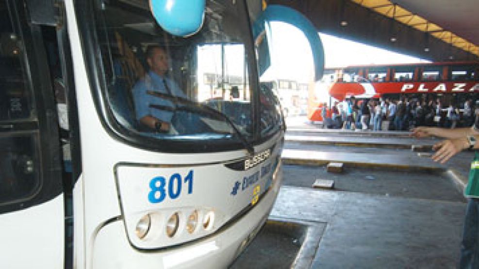 Foto de archivo. Se relevaron 156 micros en la Terminal de Ómnibus de Retiro. El 49 por ciento del total se encontraban en infracción.