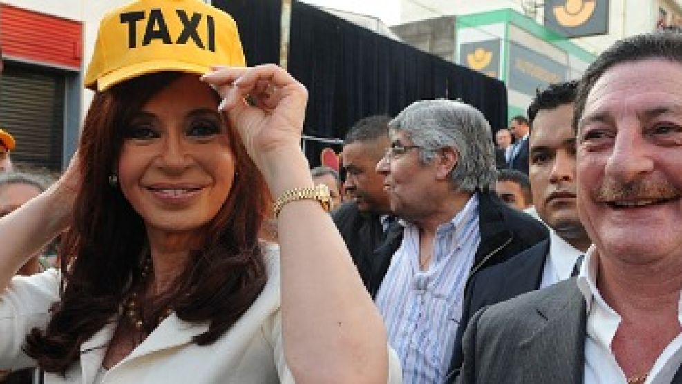 Omar Viviani junto a la presidenta Cristina Fernández de Kirchner y detrás Hugo Moyano, el titular de la CGT. El gremialista de los peones de taxis admitió que puede haber reclamos mayores al 30%.