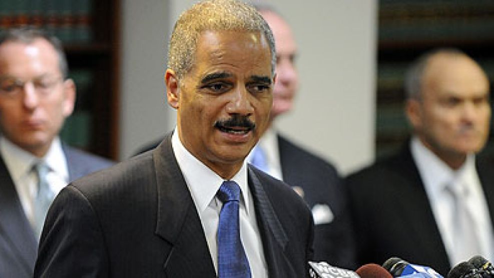 El Fiscal General de Estados Unidos, Eric Holder, da detalles de la operación del FBI contra la mafia.