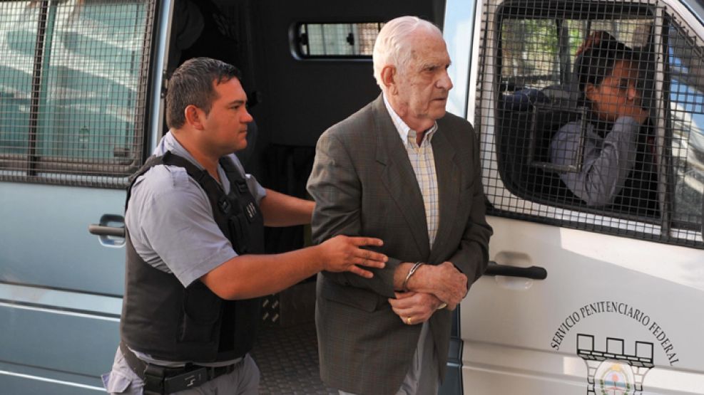 El ex presidente de facto, ayer, entrando en los tribunales Federales de La Plata. 