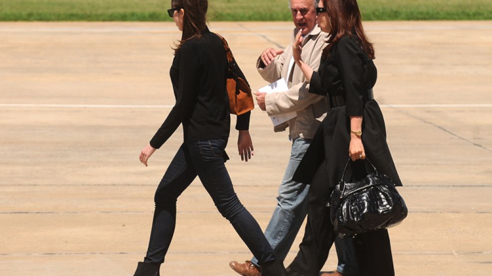 La presidenta, este mediodía, al descender del Tango 01 camina junto a Florencia Kirchner y Oscar Parrilli, secretario general de la Presidencia. 