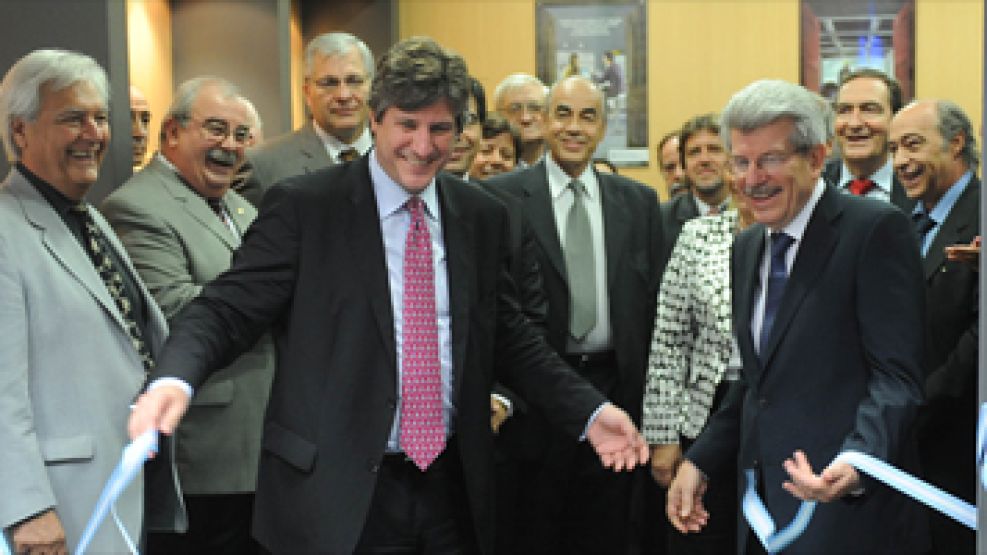 Boudou junto al presidente del Banco Nación, Juan Carlos Fabrega, este miércoles, en la inauguración de una sucursal del Banco Nación.