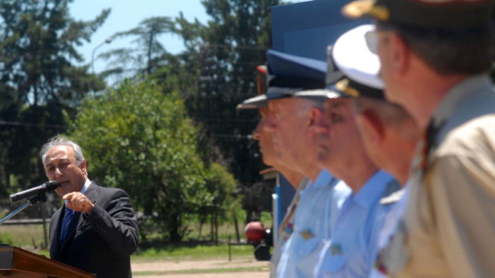 El ministro de Defensa, Arturo Puricelli, durante el acto realizado en la 1ra. Brigada Aérea de El Palomar. Dijo que hay malestar en la Fuerza Aerea de Morón. 