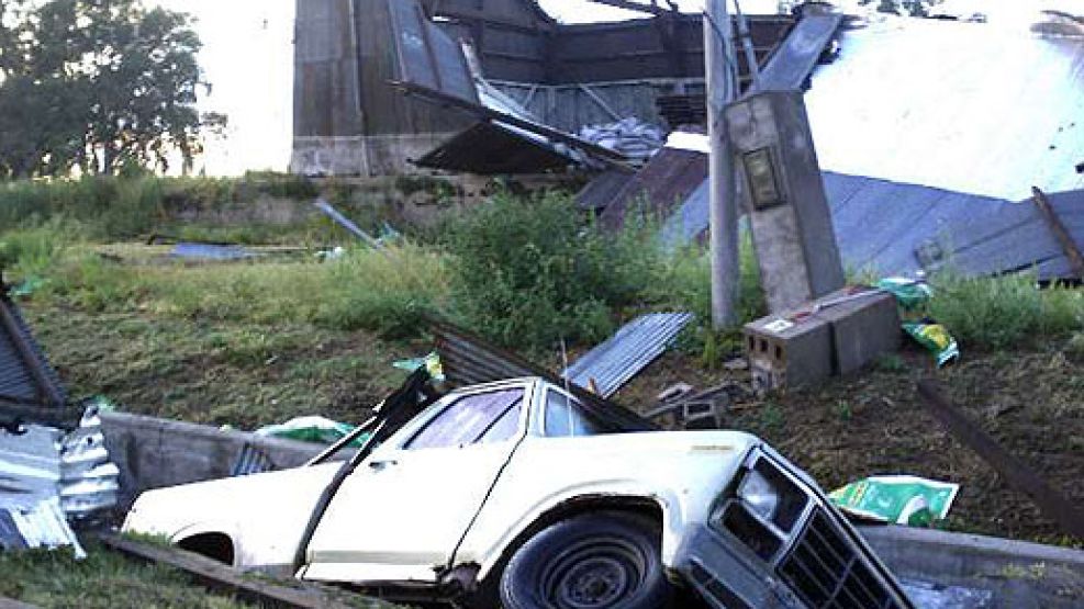 Una camioneta en una zanja y chapas retorcidas, postales del tornado en Laboulaye.