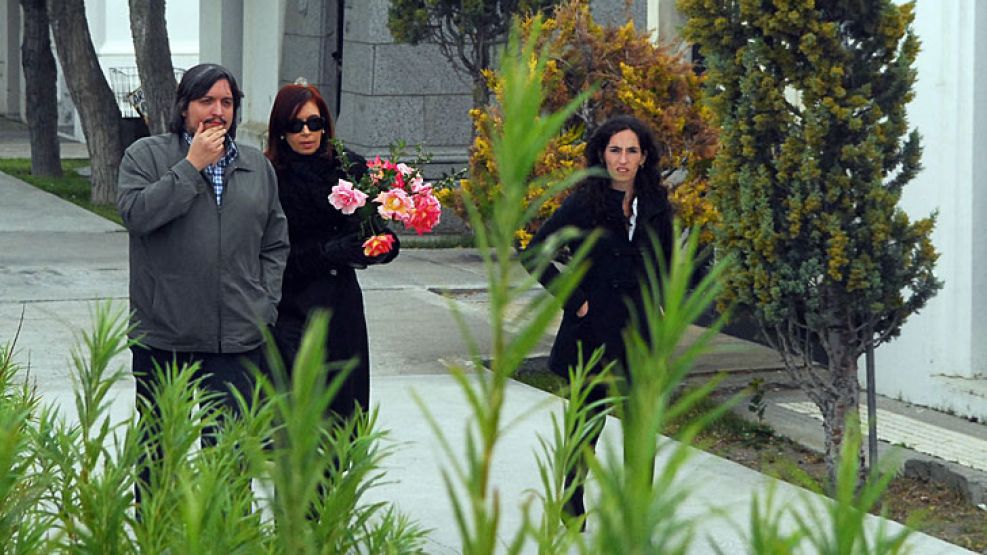 Cristina dejó flores en la tumba de Néstor Kirchner acompañada por su hijo Máximo y su novia Rocío