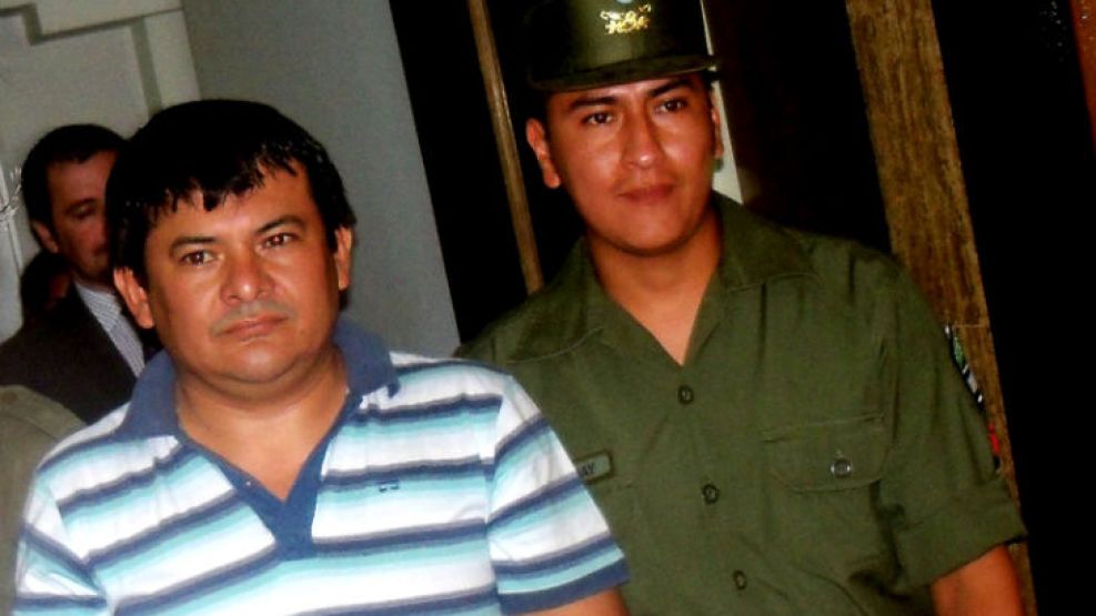 El ex concejal formoseño Héctor Palma es trasladado por la Gendarmería al juzgado para declarar por los 701 kilos de cocaína y la pista de aterrizaje encontrados en su campo. 