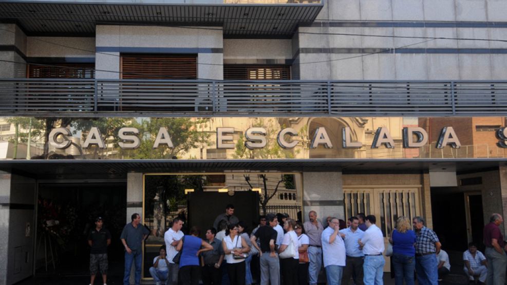 La fila con gente que se acercó a darle el último adiós a Rodríguez en una casa velatoria sobre Avenida La Plata.