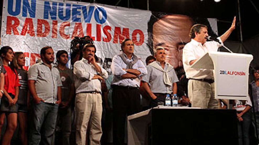 Alfonsín, hablando en Mar del Plata.