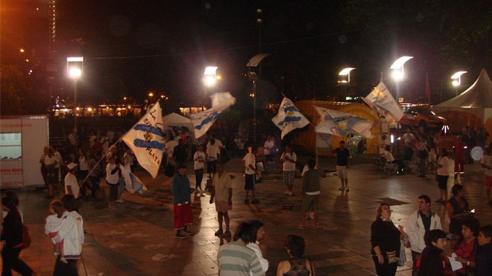 Los militantes kirchneristas en el centro de la ciudad balnearia. 