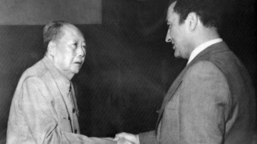 Hosni Mubarak (en ese entonces vice-presidente de Egipto) saluda al líder chino Mao Tse Tung en 1976.