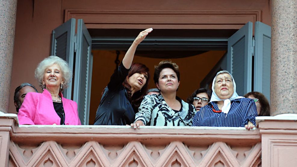 Cristina le muestra la Plaza de Mayo a Dilma desde el balcón de la Casa Rosada. Las acompañan la titular de Abuelas de Plaza de Mayo, Estela de Carlotto, y la líder de Madres, Hebe de Bonafini.