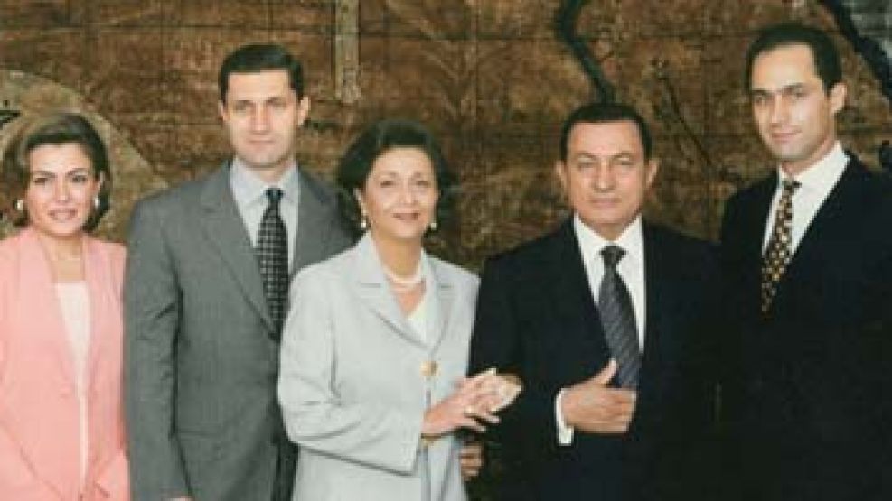 El presidente de Egipto, Hosni Mubarak (segundo desde la derecha) junto a su esposa Suzanne (en el centro), sus hijo Gamal (a la derecha) y Alá (segundo a la izquierda), este último con su esposa Heid