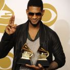 El cantante estadounidense Usher posa con sus premios en las categorias a Mejor Actuación Vocal de R&B y a Mejor Album Contemporaneo de R&B