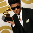 El cantante estadounidense Bruno Mars posa con su premio en la categoria a Mejor Actuación Vocal Masculina