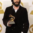 El cantante y compositor estadounidense Ray LaMontagne posa en la sala de ganadores con su premio a Mejor Album Contemporaneo de Folk