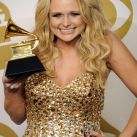 Miranda Lambert posa en la sala de ganadores con su premio a Mejor Actuación Vocal de Country