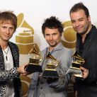 Los miembros de la banda Muse posan con un premio al Mejor Álbum Rock por "The Resistance" 