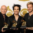 Los miembros de la banda Train posan con un premio a la Mejor Actuación en la Categoría Pop para un Dúo o Grupo por "Hey"