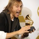 El productor David Guetta posa con un premio a la Mejor Grabación Remezclada No Clásica