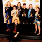 Los miembros de la banda canadienses Arcade Fire posan con el galardón al Mejor Álbum del Año
