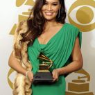 La cantante Tia Carrere posa con su Grammy por el Mejor Álbum de Música Hawaiana
