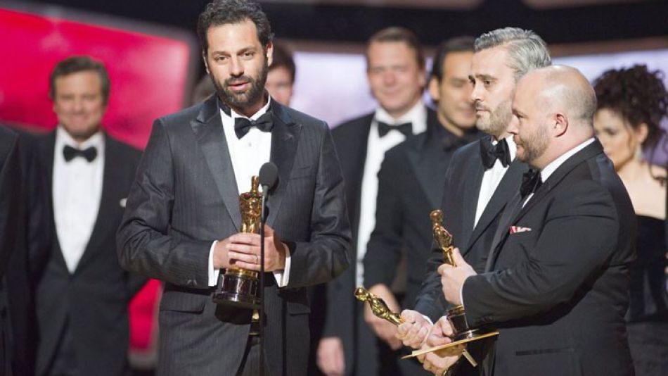 Los productores Emile Sherman, Iain Canning y Gareth Unwil dan el discurso de agradecimiento tras recibir el Oscar a la Mejor Película del Año por "El discurso del rey"