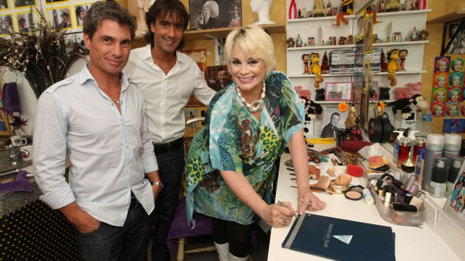 Carmen Barbieri firma junto a los productores ejecutivos del ciclo Federico Hoppe y Pablo “Chato” Prada