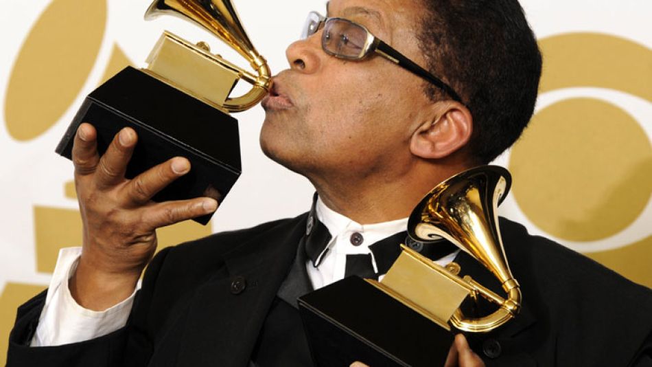 El artista Herbie Hancock posa con dos premios a la Mejor Colaboración en Género Pop y Mejor Improvisación de un Solo de Jazz 