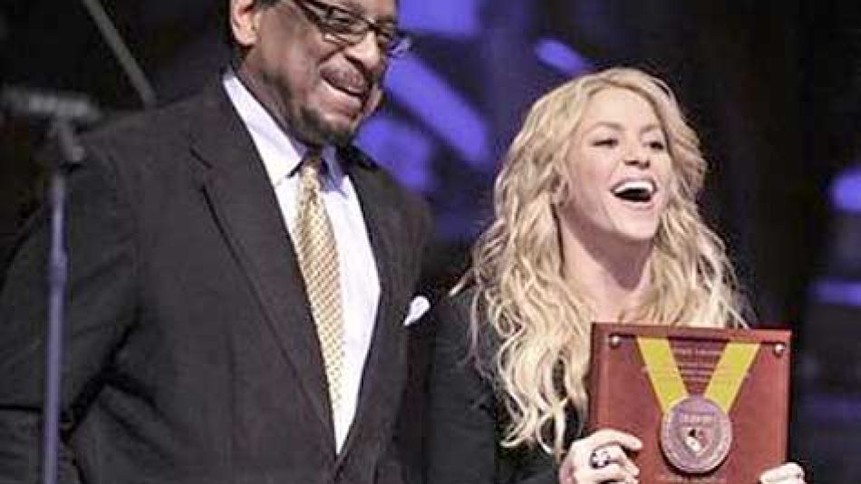 Shakira con el director de la Fundación Harvard, Allen Counter