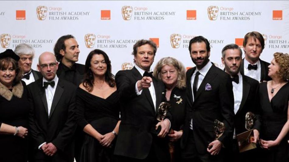 El actor británico Colin Firth con su premio BAFTA junto al equipo de la película "The King's Speech"