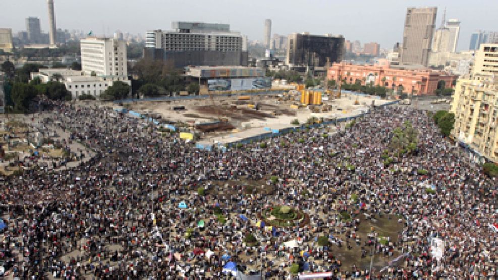 Miles de personas comenzaron a acercarse al centro de El Cairo.