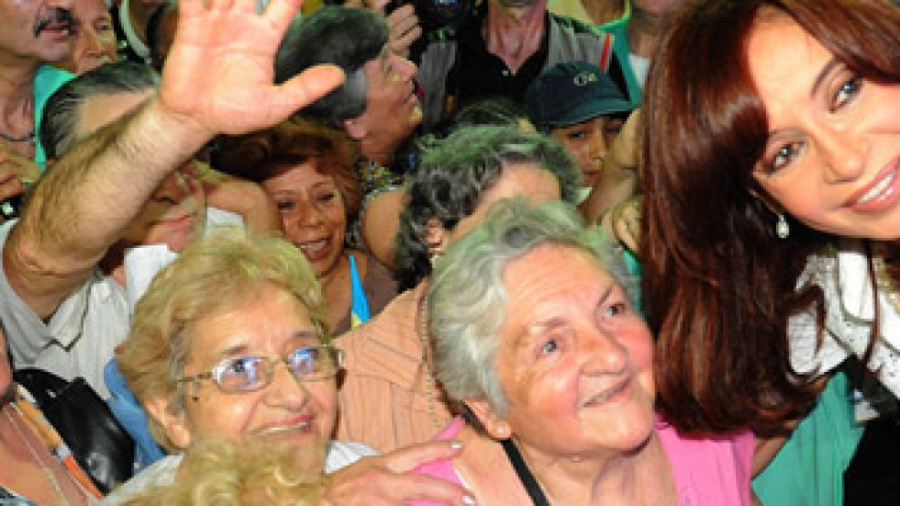 CFK vetó el 82% móvil que aprobó el Congreso el año pasado. Dijo que era la "ley de quiebra del Estado".
