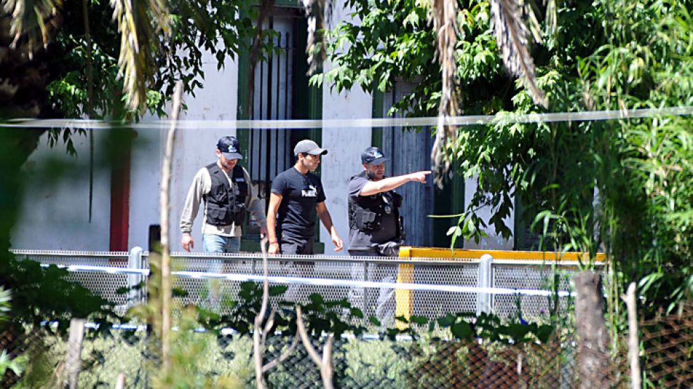 Policías realizan el rastrillaje con perros, en búsqueda de los restos de Julio López.