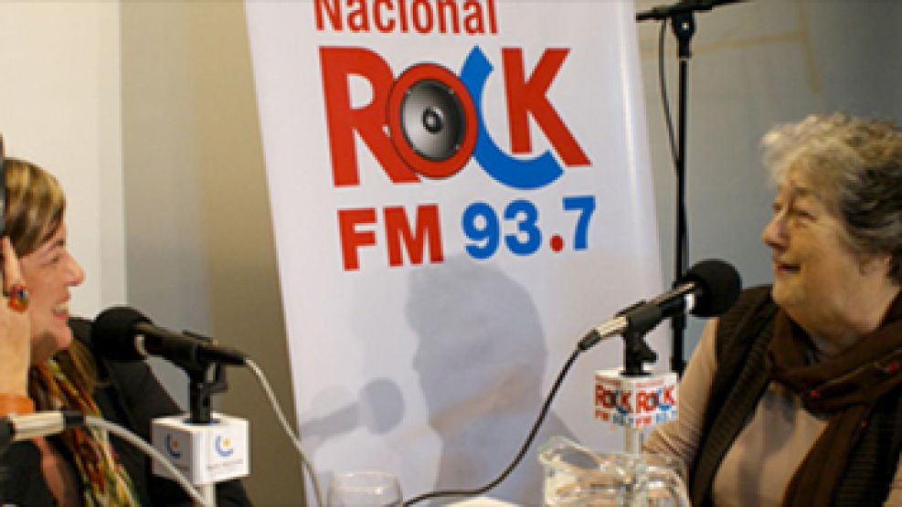 Daniela Castelo y Hebe de Bonafini, juntas, en el ciclo que la primera tuvo en Radio Nacional Rock. 