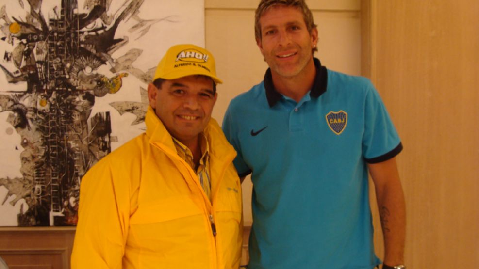 Olmedo junto a Martín Palermo. Dice que habló poco con él "porque estaba concentrado en el partido".