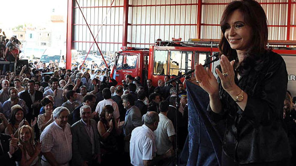 Cristina aplaude a los que la aplauden en el Club Albariño.