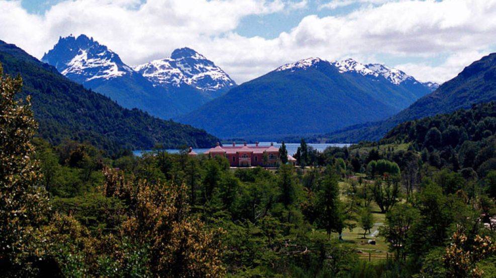 El magnate Joe Lewis se alzó con tierras que rodean el Lago Escondido e impide acceder a él.