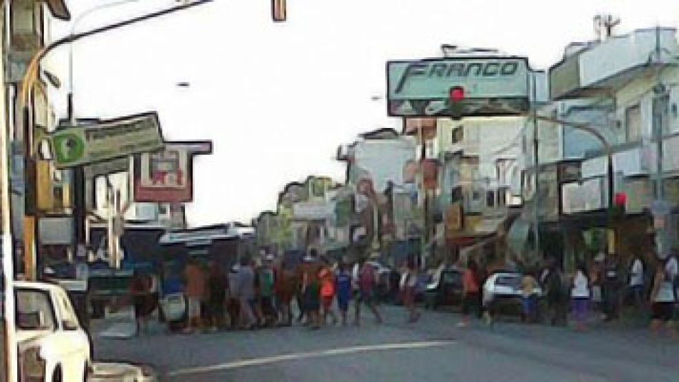 Una protesta de vecinos frente a la Comisaría 4º de José León Suárez tras la muerte de los dos jóvenes a manos de la Policía.