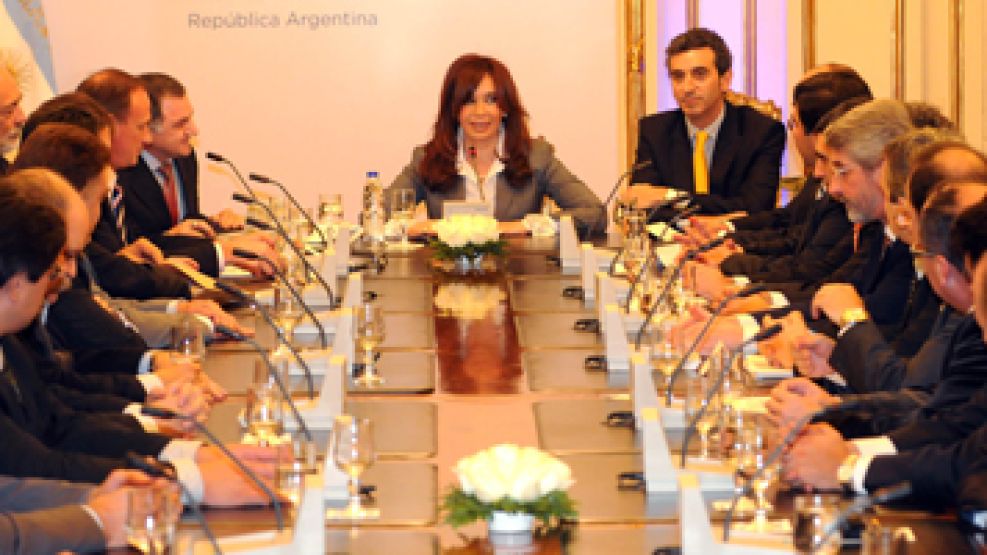 Cristina, junto a intendentes de la Federación Argentina de Municipios en julio de 2010.