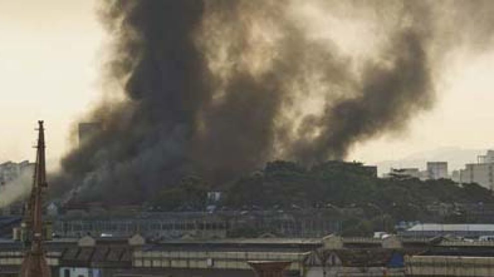 Los bomberos trabajan para apagar el incendio.