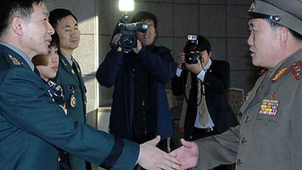 El general surcoreano Moon Sang-Gyun, a la izquierda, estrecha la mano del jefe mililar norcoreano, Ri Son-Kwon.