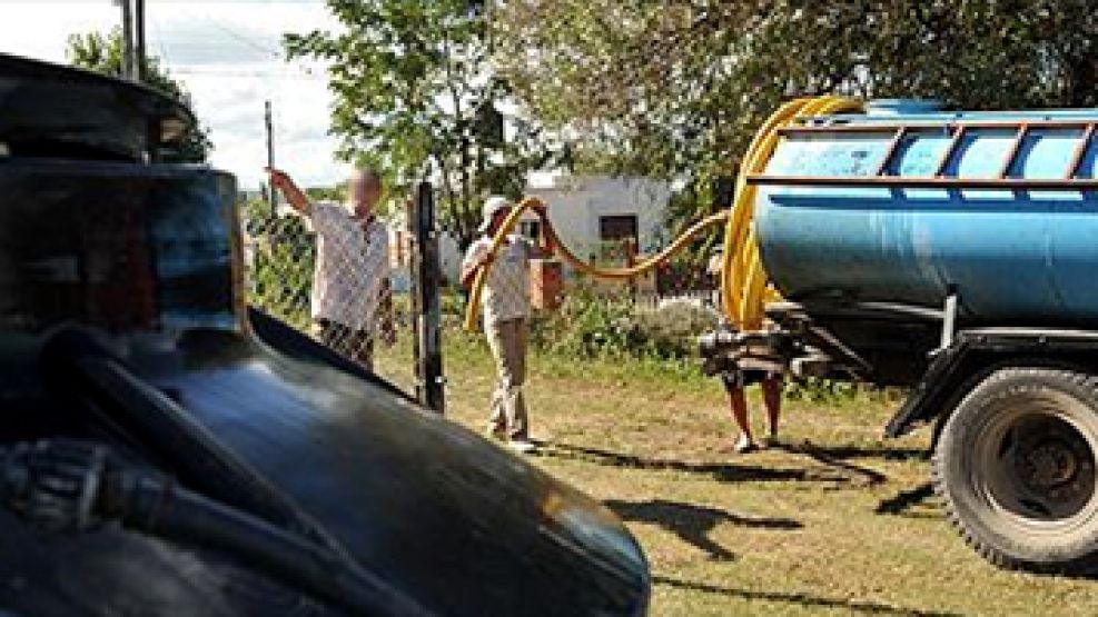 La falta de agua es tal que deben recurrir a camiones cisterna.