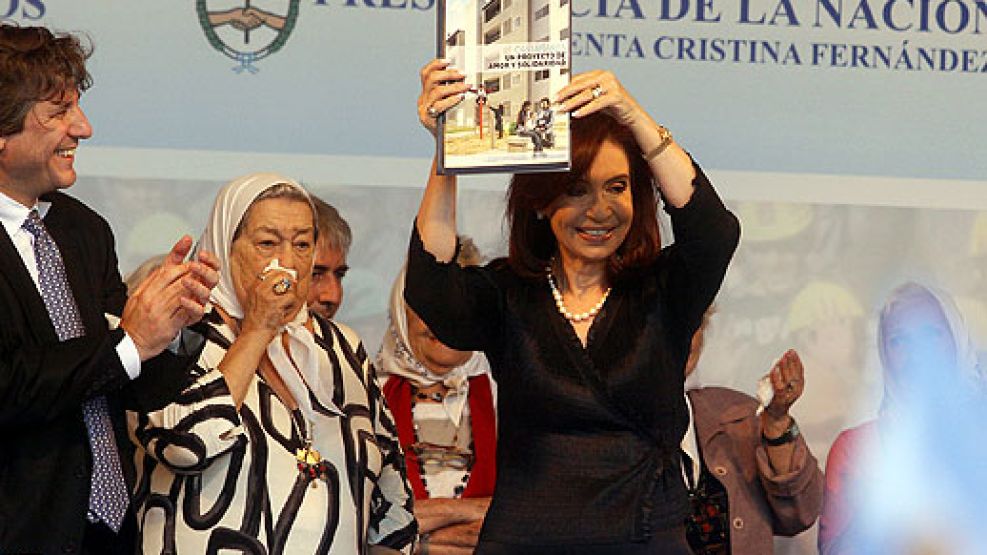 CFK saluda en Lugano. Hebe y Boudou, felices.