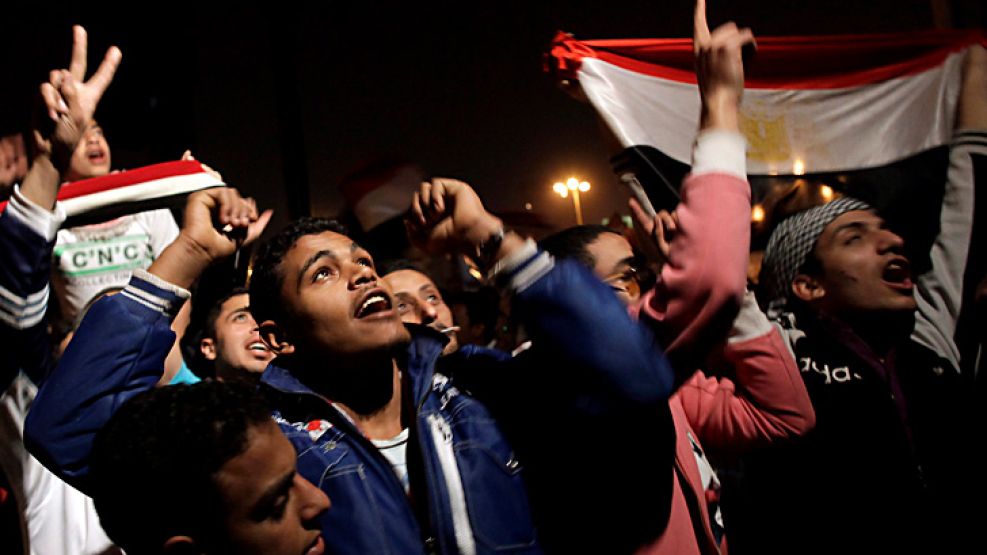 Miles de personas celebran en El Cairo la renuncia de Hosni Mubarak, quien estuvo 30 años en el poder.