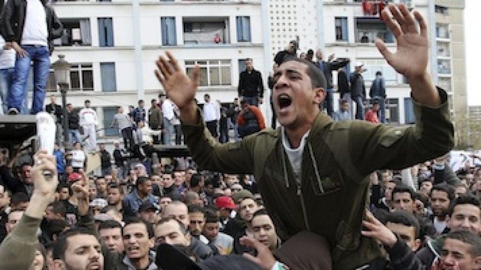 Cientos de manifestantes piden el fin del gobierno argelino.